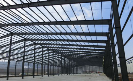 如何预防钢结构建筑基础的定位轴线和支承面标高超差？